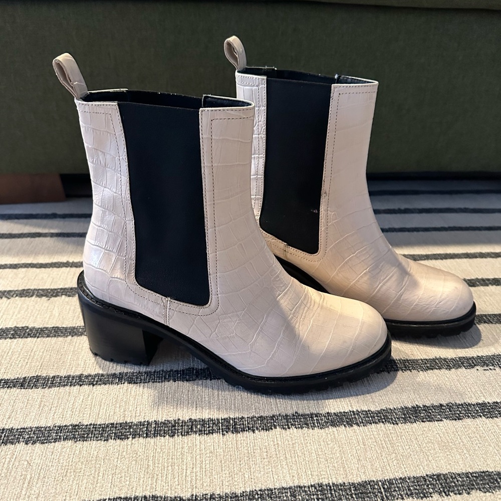 Seychelles White Winter Boots size 8.5